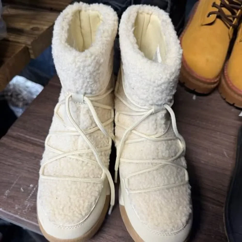 Cream Sherpa Winter Boots New Tags - Picture 2 of 5